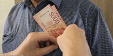 Жительницу Полетаево оштрафовали за дачу взятки и конфисковали деньги