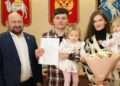 Ключ к новым возможностям: молодые семьи Сосновского округа получили жилищные сертификаты