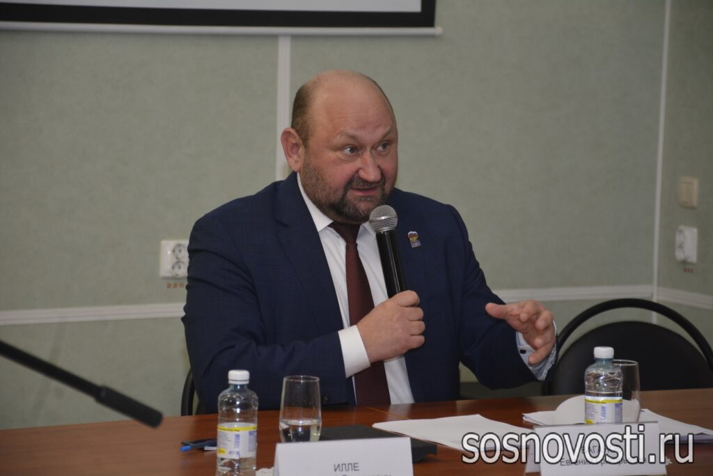 Глава округа Евгений Ваганов ответил на вопросы, волнующие сосновцев
