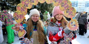 Гори-гори ясно: в Долгодеревенском отметили Масленицу блинами и хороводами