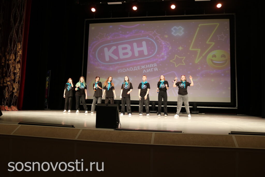    На сцене ЦДК в Долгодеревенском прошли игры молодежной лиги КВН