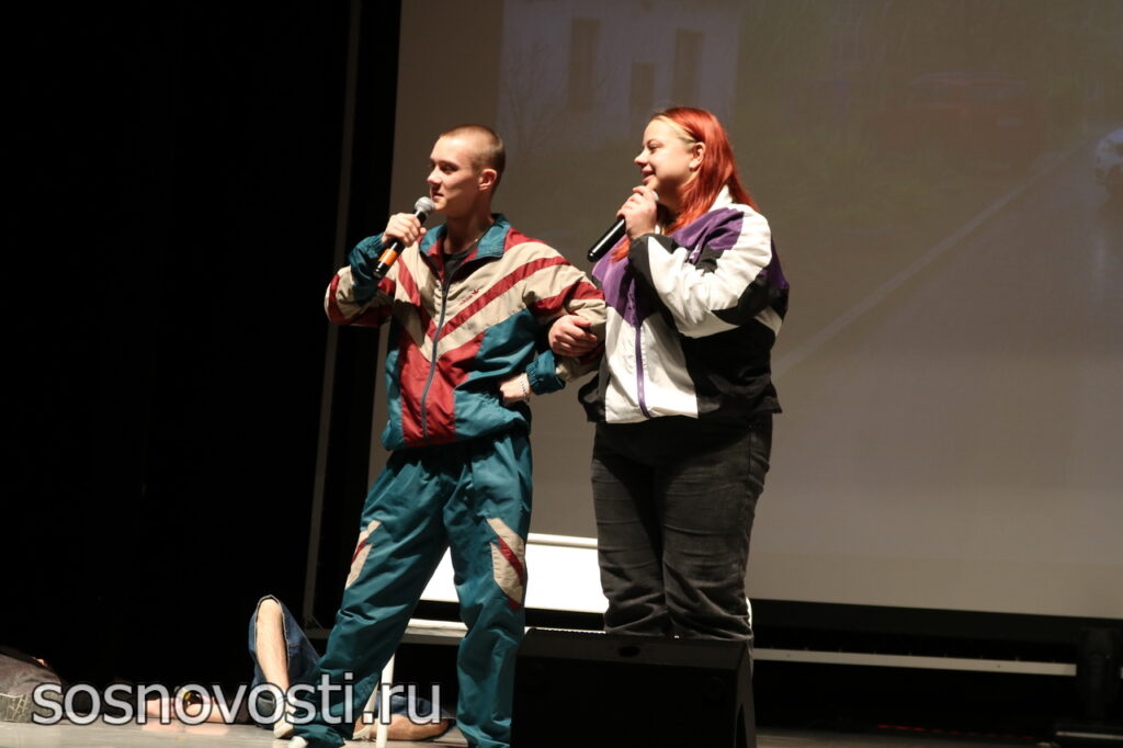    На сцене ЦДК в Долгодеревенском прошли игры молодежной лиги КВН