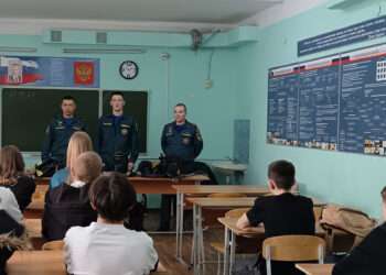 Пожарные рассказали школьникам о работе