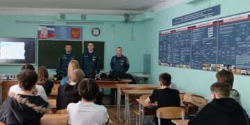 Пожарные рассказали школьникам о работе