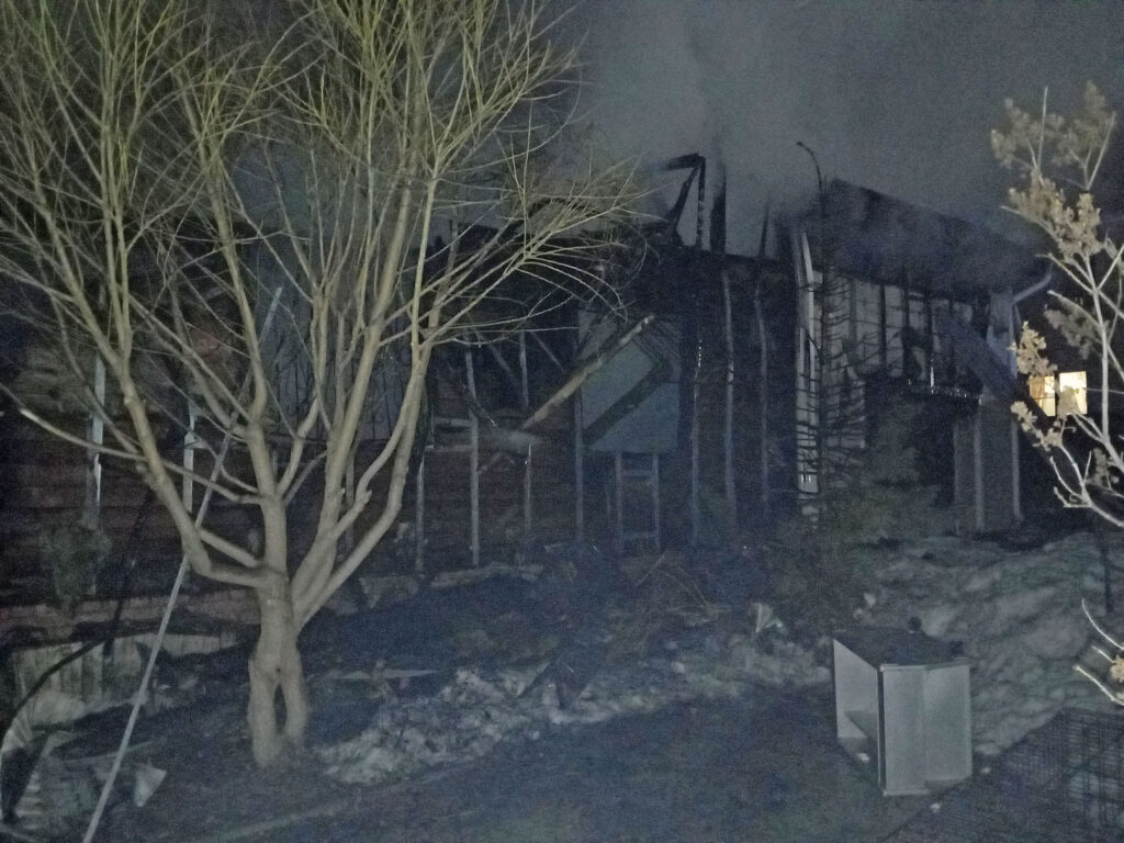 В Кайгородово сгорел двухэтажный дом и гараж с автомобилем