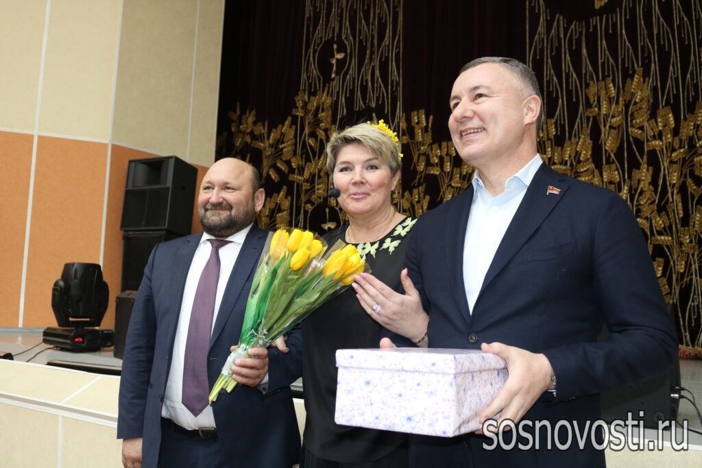 Весна, любовь и творчество: дам Сосновского округа поздравили с 8 марта