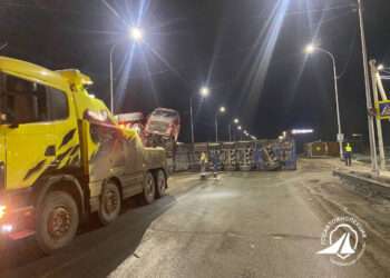 На Западном обходе Челябинска опрокинулся грузовик