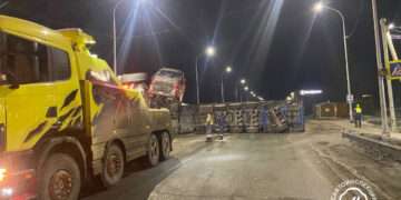 На Западном обходе Челябинска опрокинулся грузовик