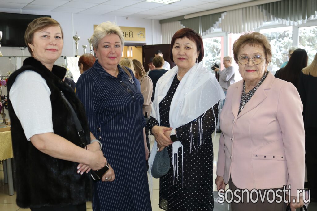 Весна, любовь и творчество: дам Сосновского округа поздравили с 8 марта