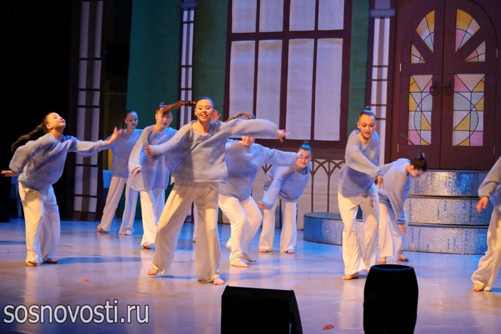 Весна, любовь и творчество: дам Сосновского округа поздравили с 8 марта