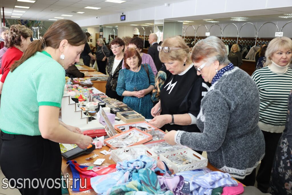 Весна, любовь и творчество: дам Сосновского округа поздравили с 8 марта