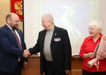 Матери Андрея Мосина подарили книгу о защитниках Родины