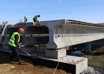 В Есаульском смонтировали балки на опоры нового моста