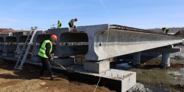 В Есаульском смонтировали балки на опоры нового моста