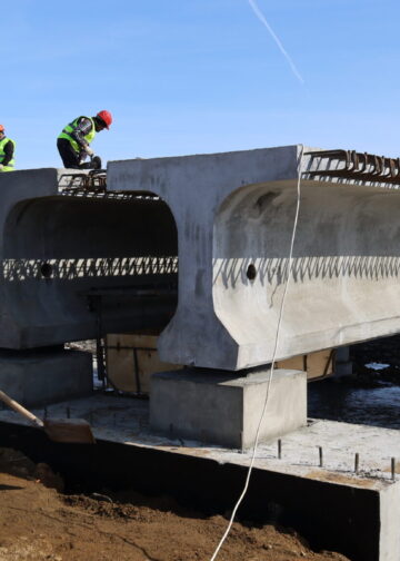 В Есаульском смонтировали балки на опоры нового моста
