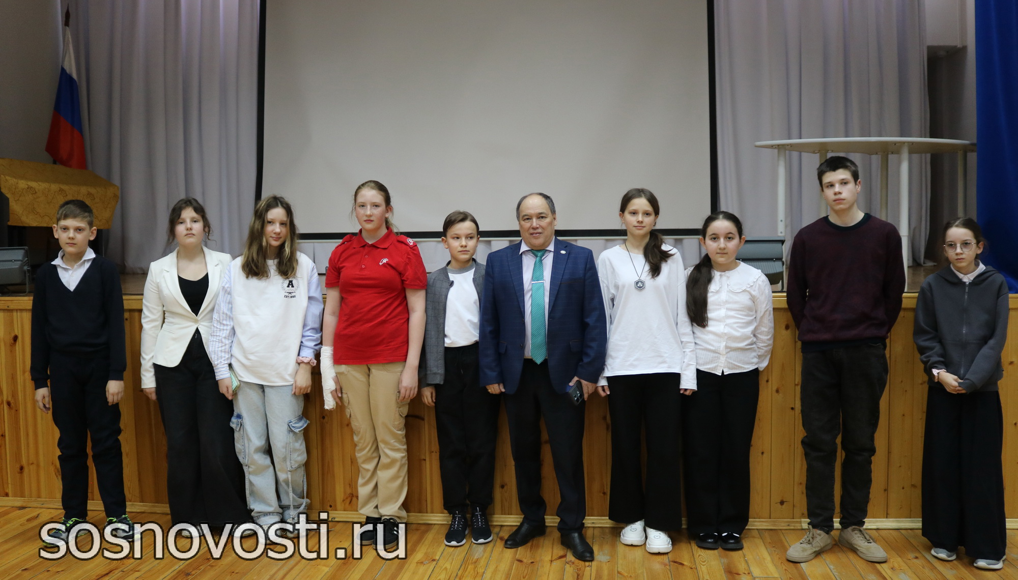 В Долгодеревенском открылась выставка рисунков, посвящённых Году единства народов России