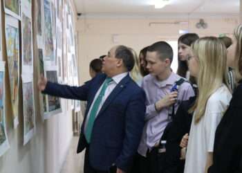 В Долгодеревенском открылась выставка рисунков, посвящённых Году единства народов России