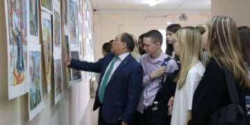 В Долгодеревенском открылась выставка рисунков, посвящённых Году единства народов России