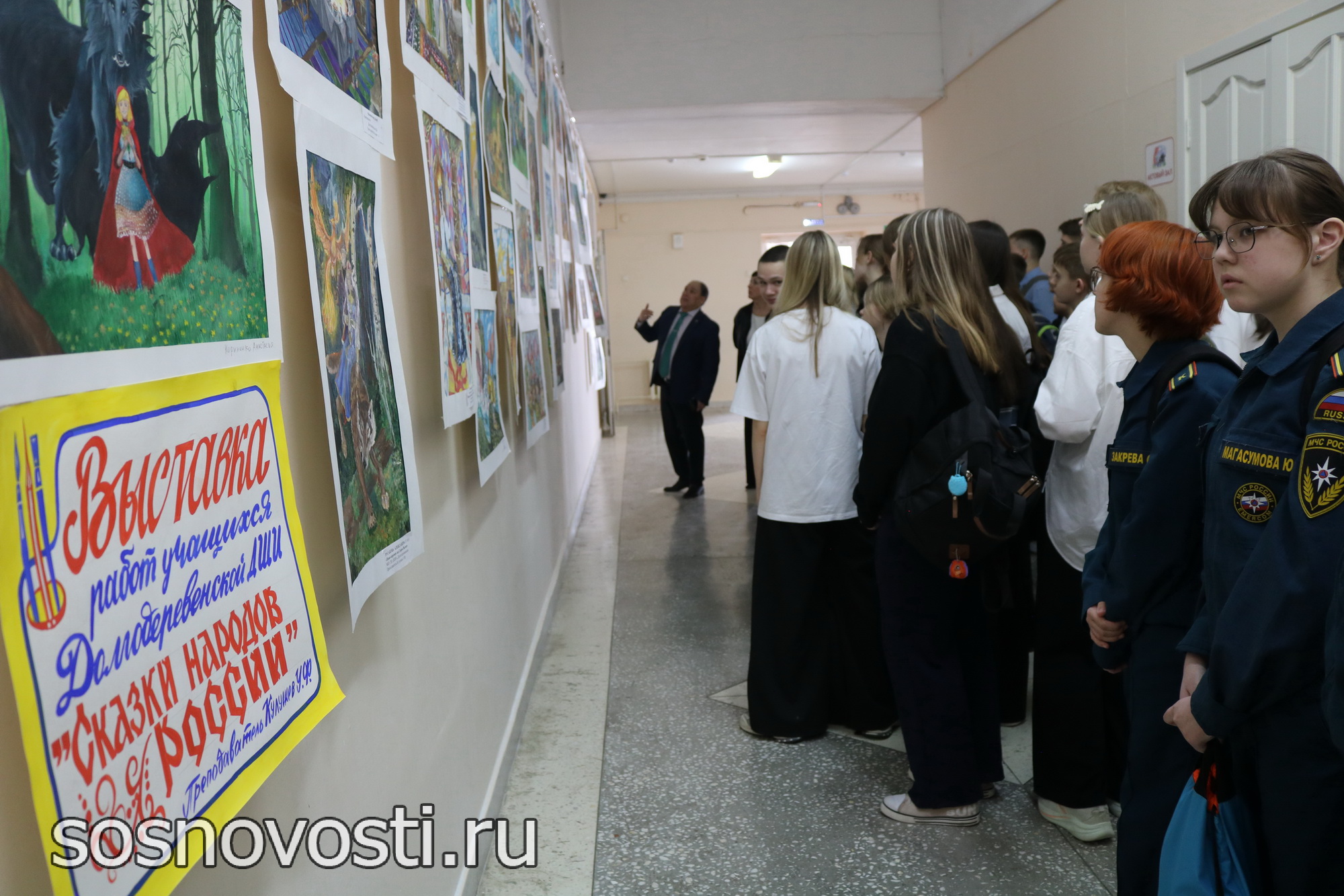 В Долгодеревенском открылась выставка рисунков, посвящённых Году единства народов России