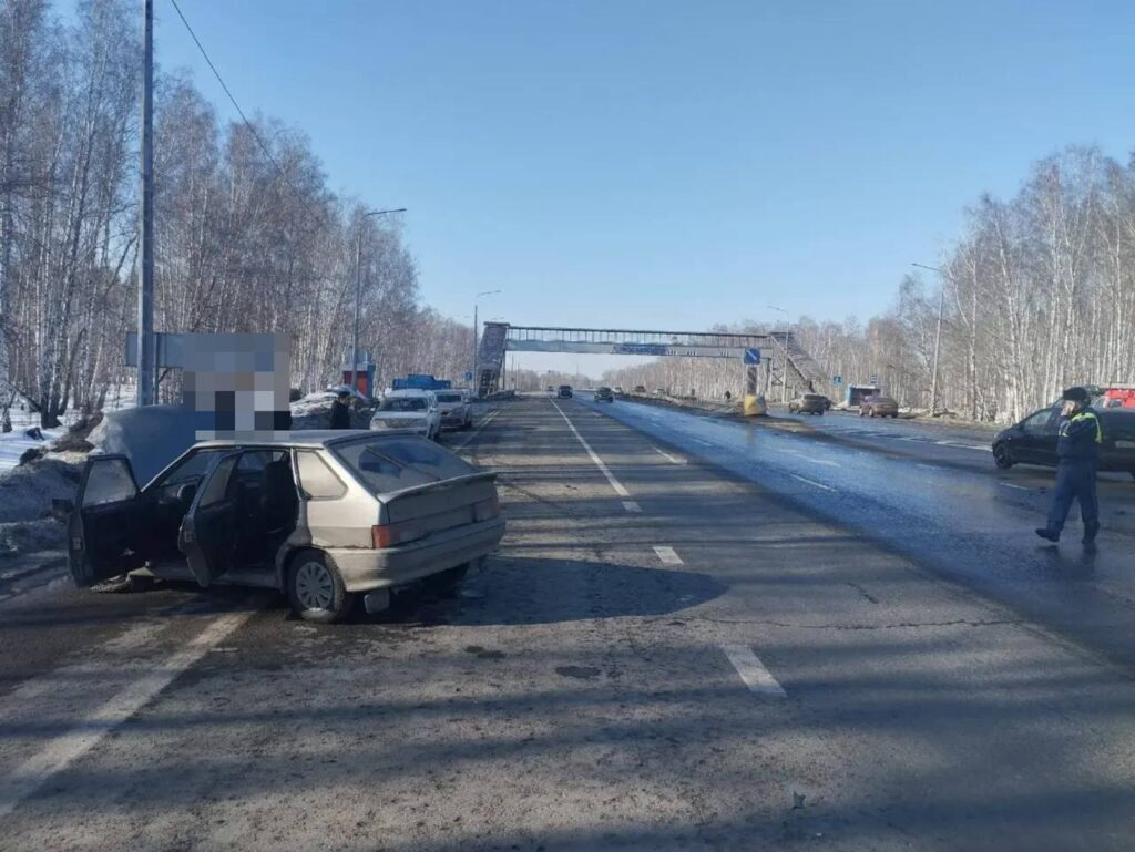 Удар, встречка, столб: в ДТП с тремя машинами погиб водитель