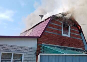 У огня выходных не бывает. Пожарные трижды выезжали на вызов воскресным утром