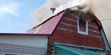 У огня выходных не бывает. Пожарные трижды выезжали на вызов воскресным утром