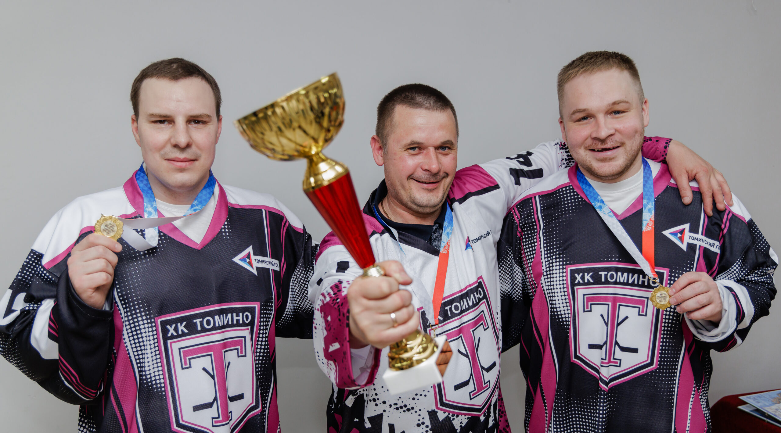 Победителям чемпионата Сосновского округа по хоккею вручили золотые медали и новую форму