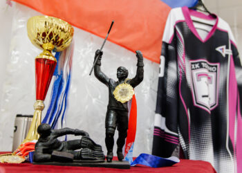 Победителям чемпионата Сосновского округа по хоккею вручили золотые медали и новую форму