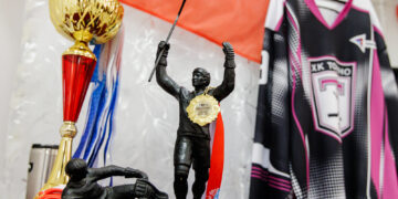 Победителям чемпионата Сосновского округа по хоккею вручили золотые медали и новую форму