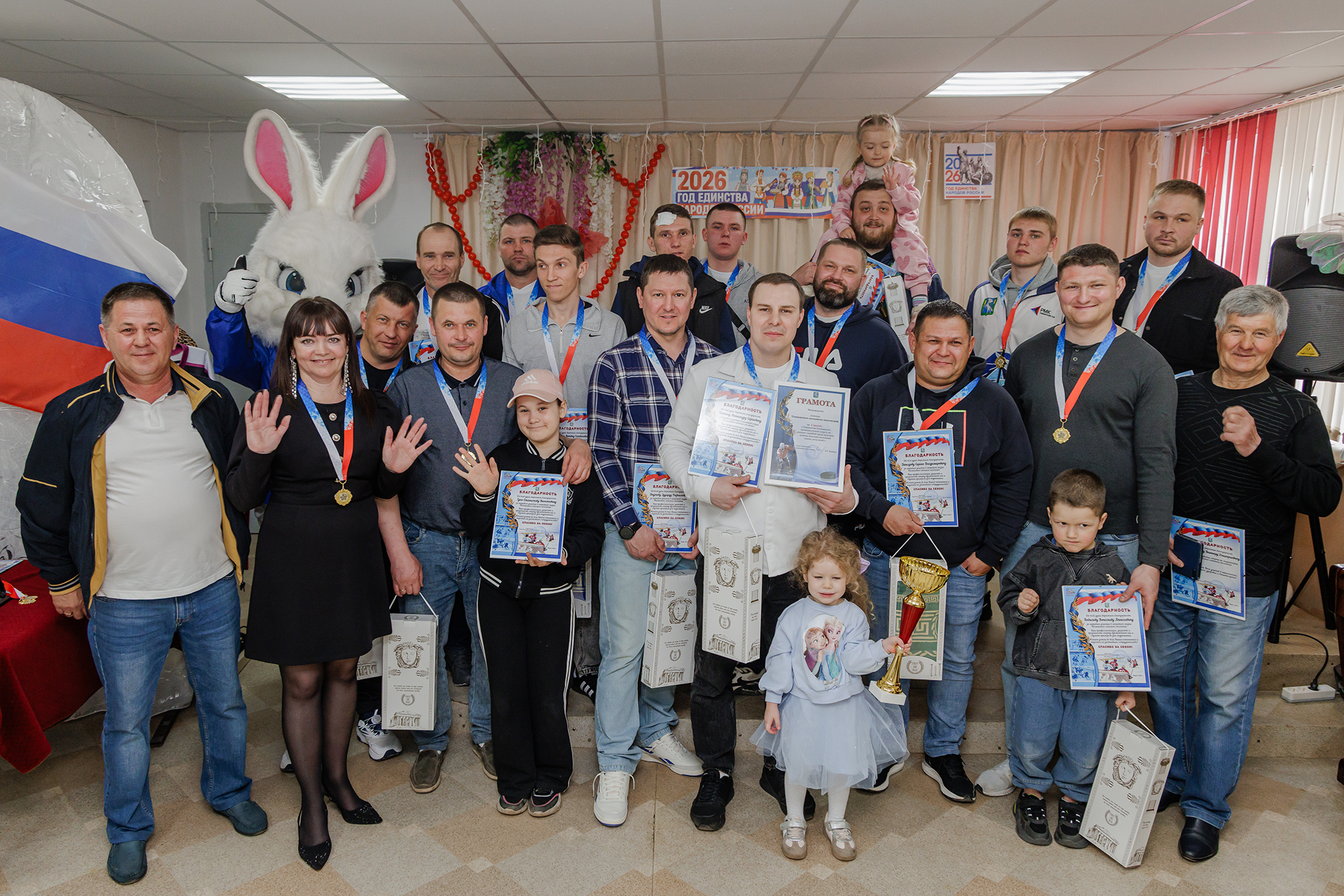 Победителям чемпионата Сосновского округа по хоккею вручили золотые медали и новую форму