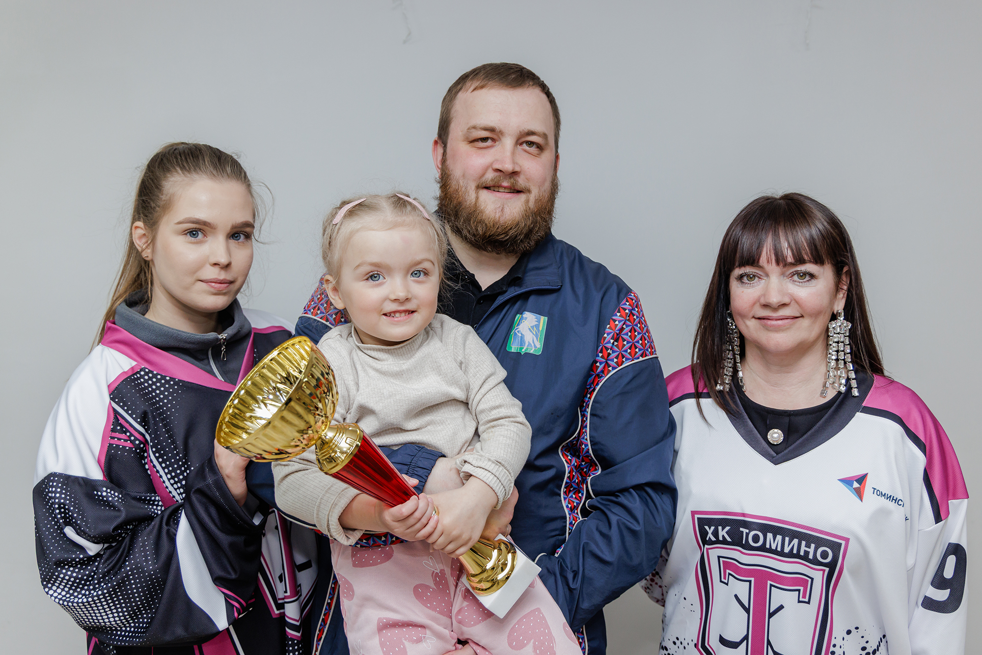 Победителям чемпионата Сосновского округа по хоккею вручили золотые медали и новую форму