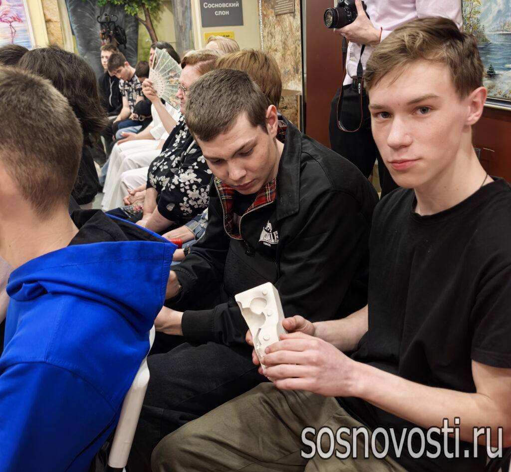 Фарфоровая мелодия Урала: краевед преподнёс в дар сосновскому музею частную коллекцию керамики