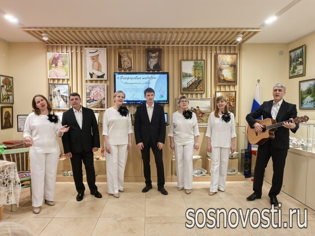 Фарфоровая мелодия Урала: краевед преподнёс в дар сосновскому музею частную коллекцию керамики