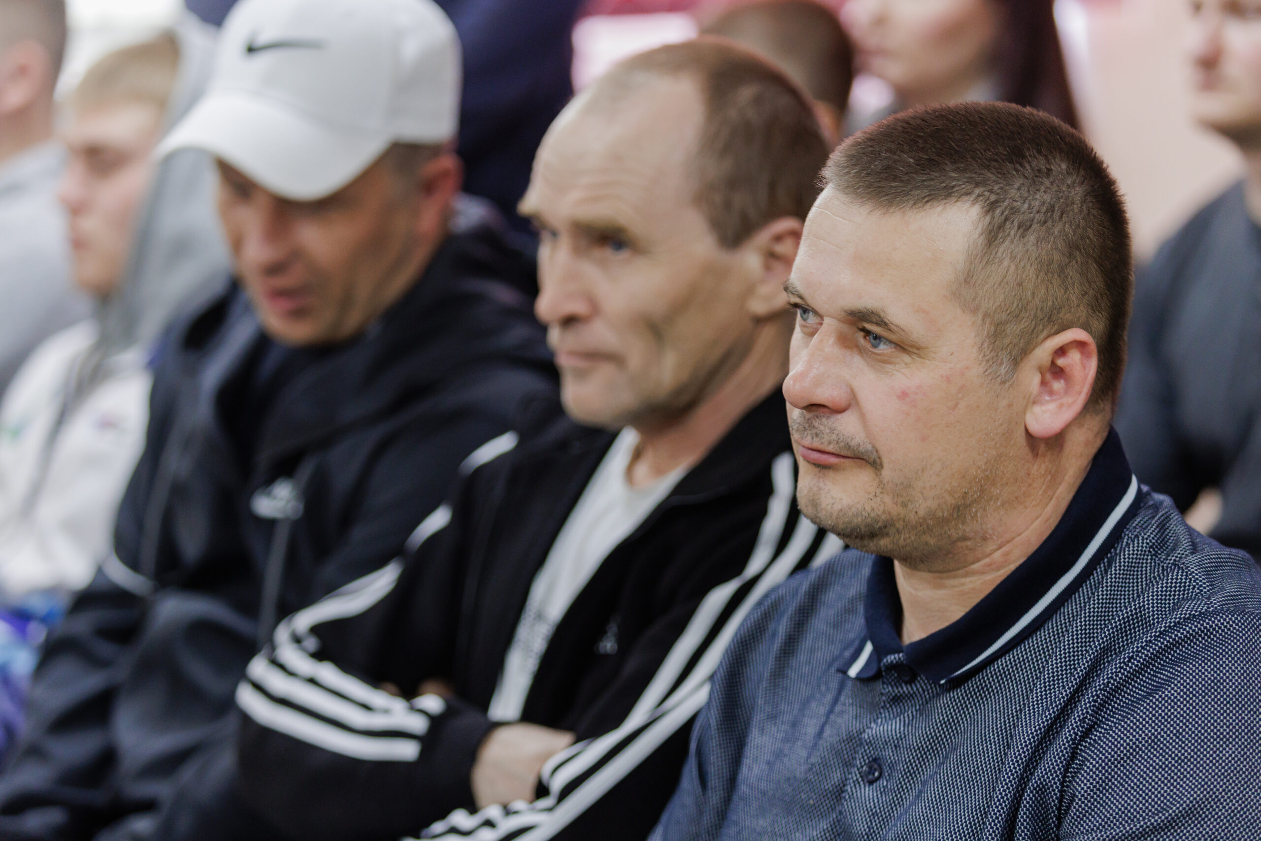 Победителям чемпионата Сосновского округа по хоккею вручили золотые медали и новую форму