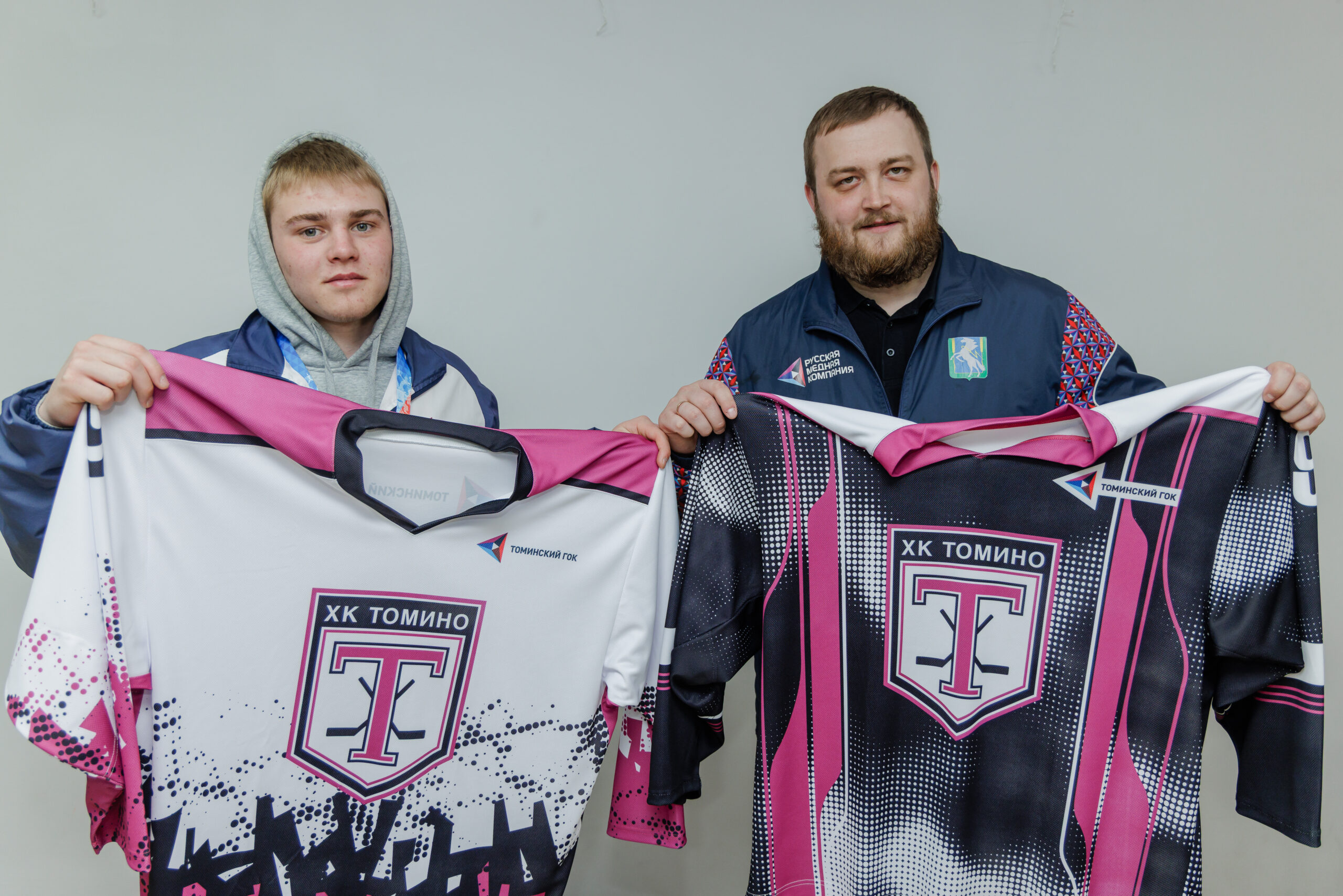 Победителям чемпионата Сосновского округа по хоккею вручили золотые медали и новую форму