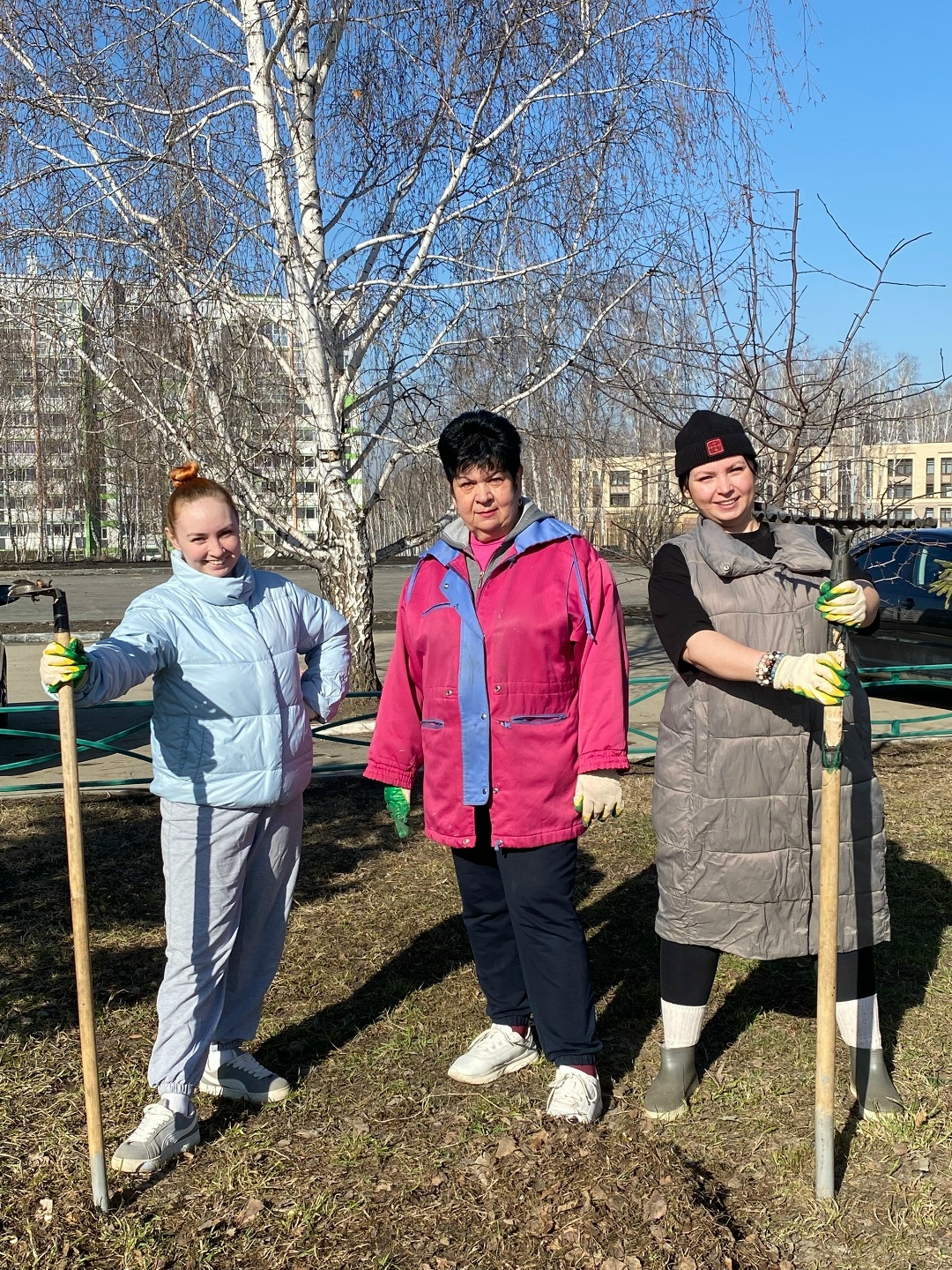 В Сосновском округе работники администрации, Домов культуры и школьники выходят на субботники