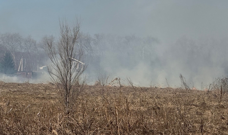 Ветер и пламя: огнеборцы ликвидировали крупный пожар в Сосновском округе