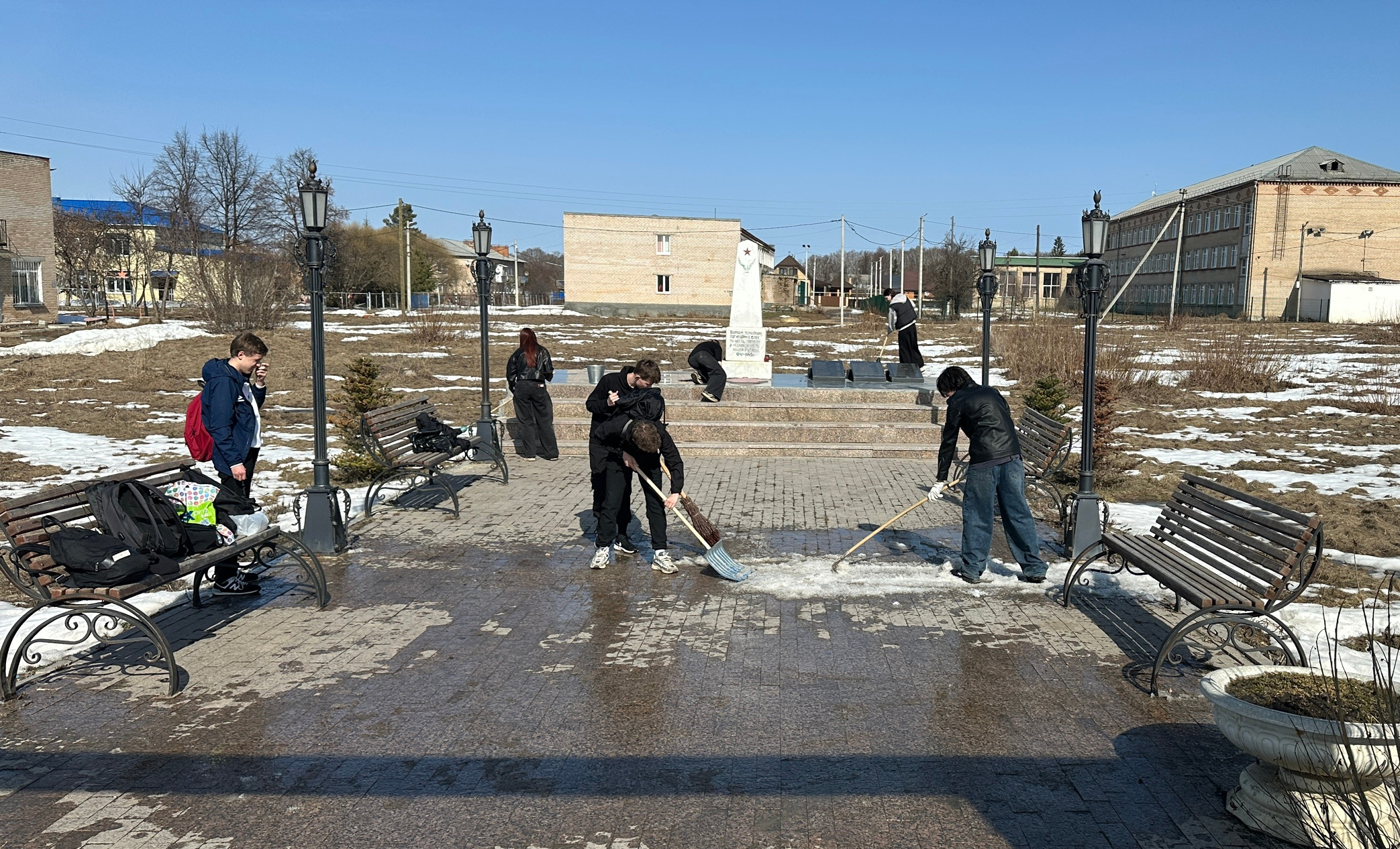 В Сосновском округе работники администрации, Домов культуры и школьники выходят на субботники