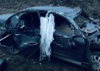 Водитель врезался в дорожное ограждение и погиб