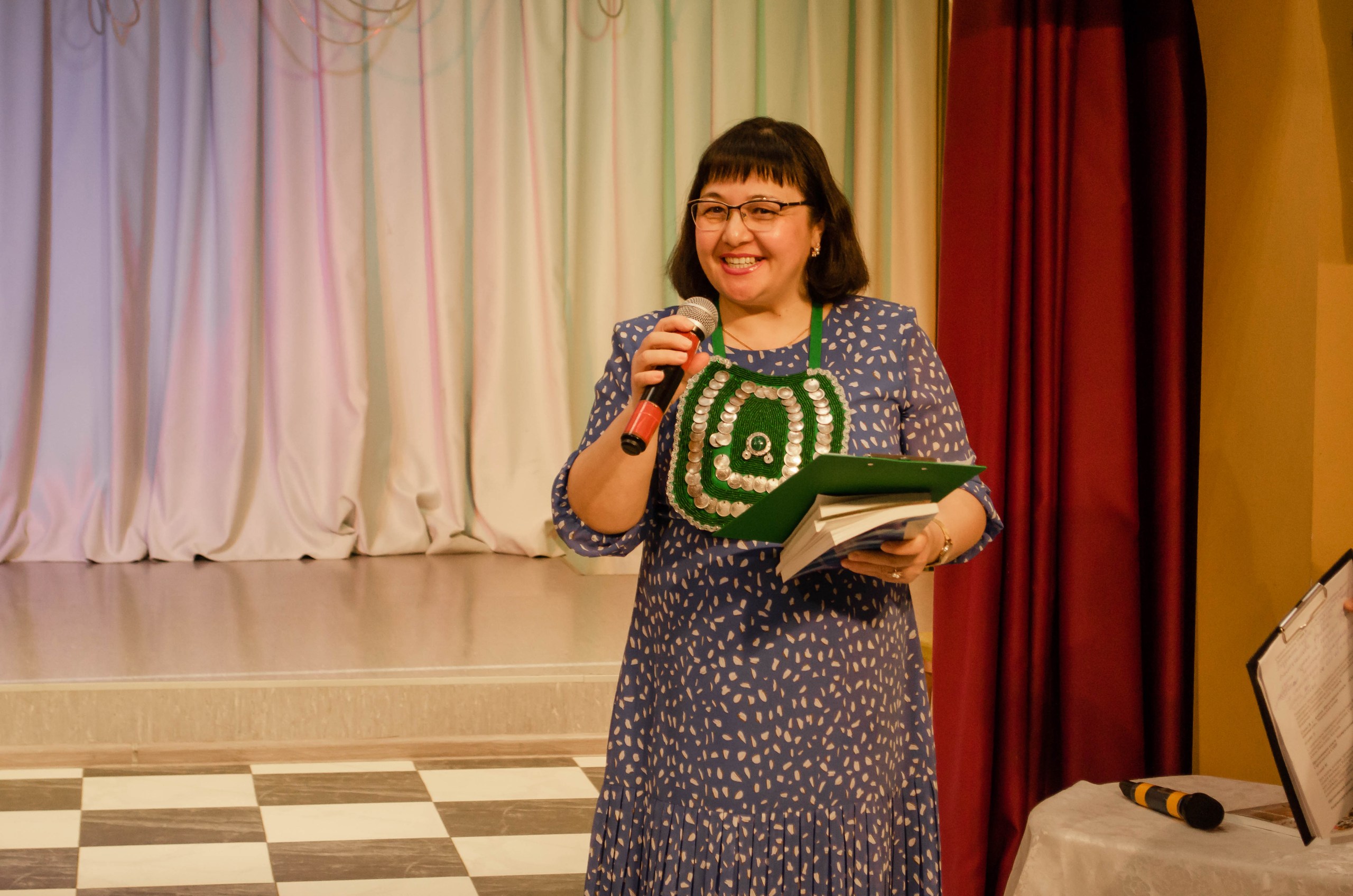 «Перекрёсток культур»: в Саргазинском клубе знакомились с книгами народов России