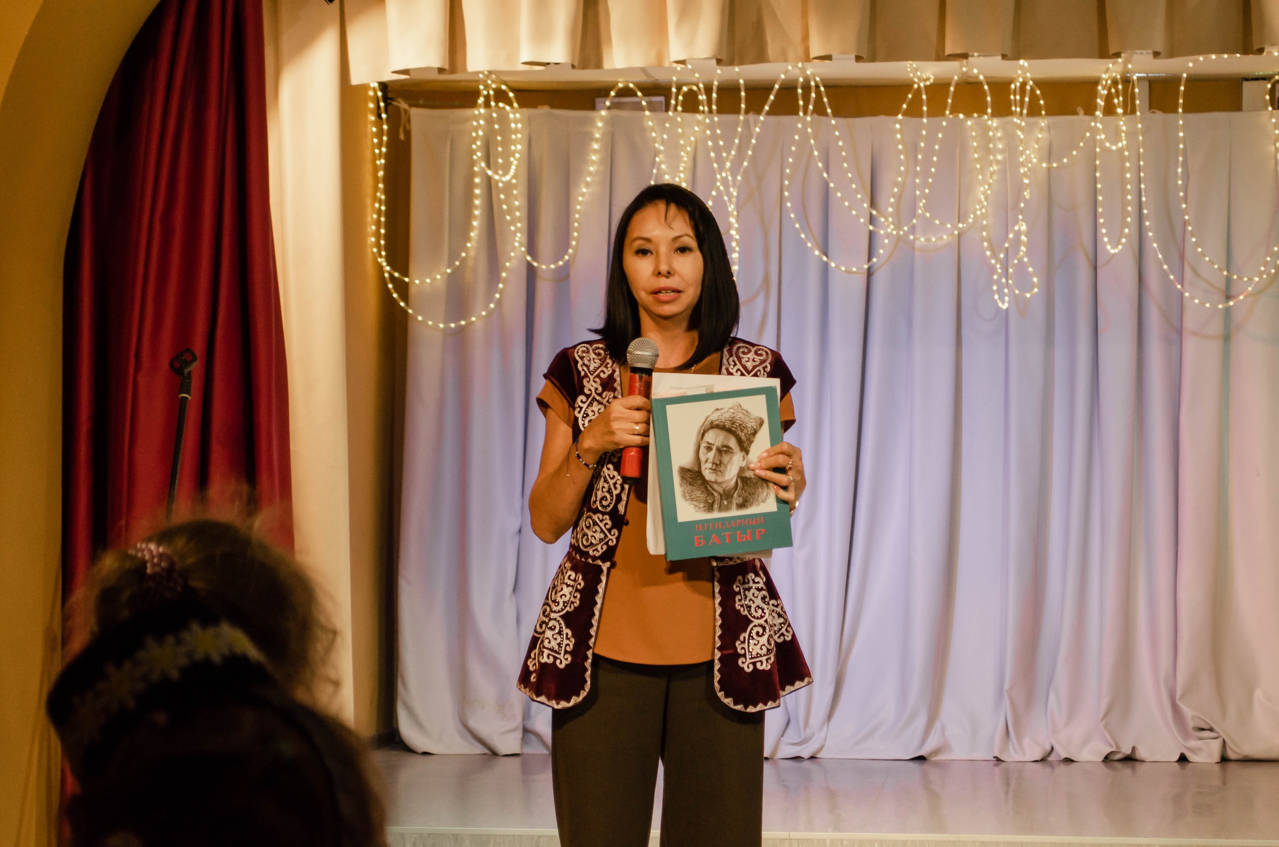 «Перекрёсток культур»: в Саргазинском клубе знакомились с книгами народов России