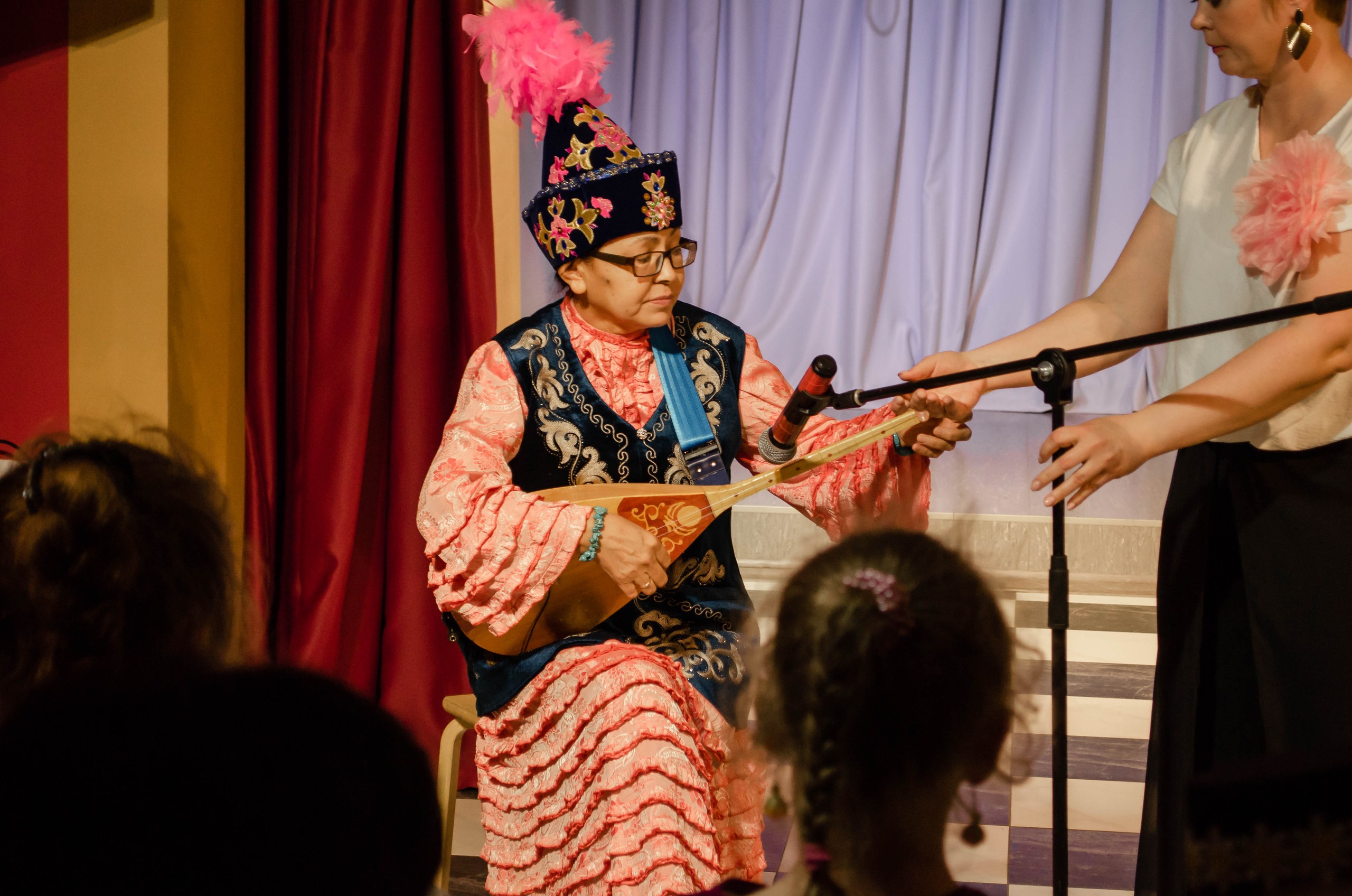 «Перекрёсток культур»: в Саргазинском клубе знакомились с книгами народов России