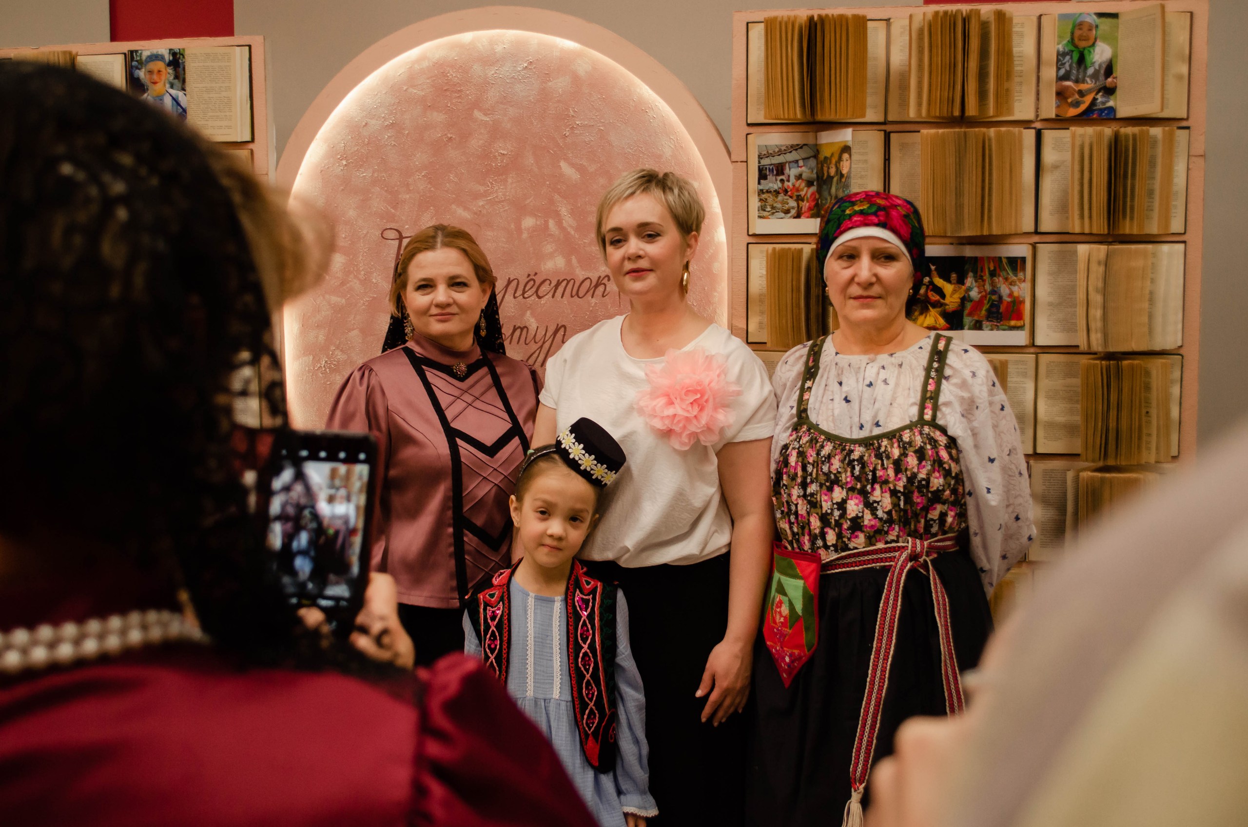 «Перекрёсток культур»: в Саргазинском клубе знакомились с книгами народов России