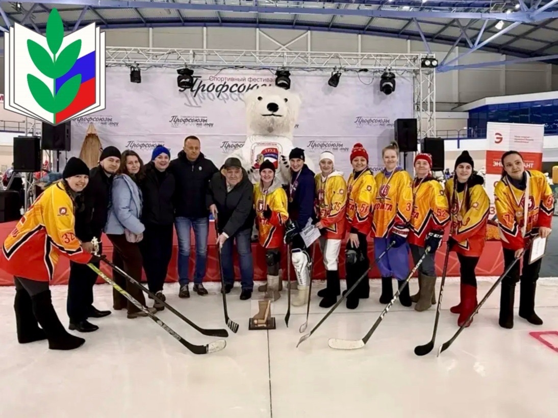 Педагоги Сосновского округа успешно выступили на Окружном чемпионате по хоккею в валенках