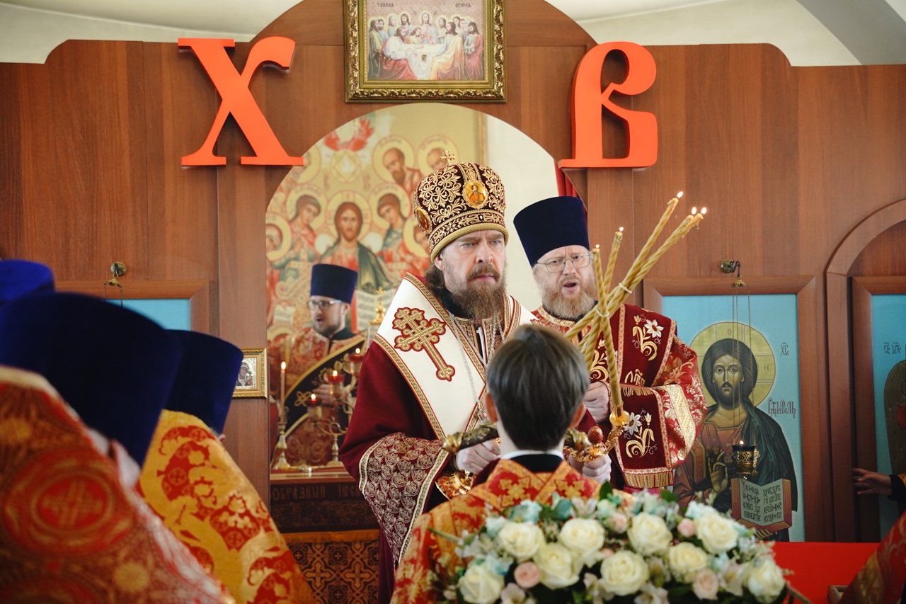 Митрополит Алексий совершил праздничную литургию в Рощино