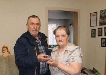 Не просто часы: в Долгодеревенском мать погибшего участника СВО встретилась с его сослуживцем