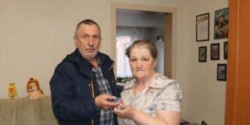 Не просто часы: в Долгодеревенском мать погибшего участника СВО встретилась с его сослуживцем