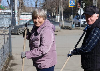В Сосновском округе работники администрации, Домов культуры и школьники выходят на субботники