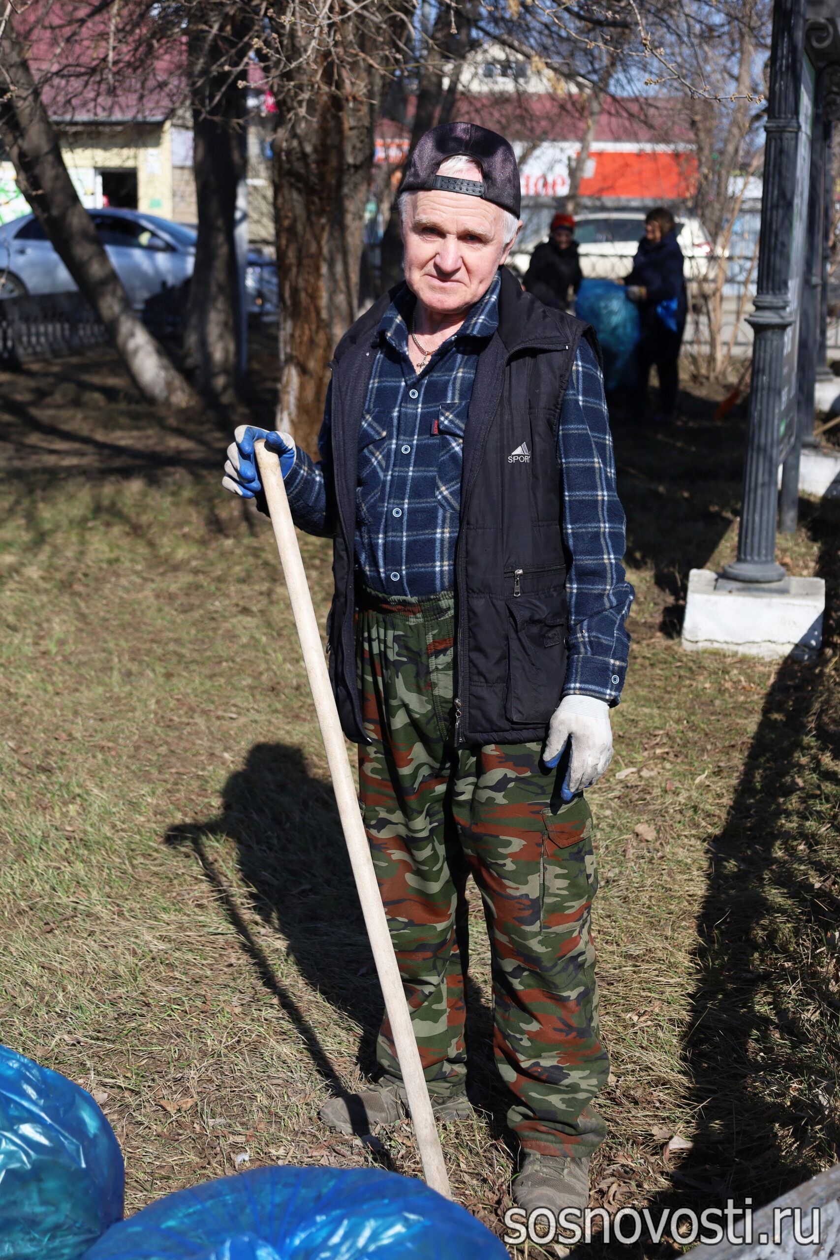 В Сосновском округе работники администрации, Домов культуры и школьники выходят на субботники