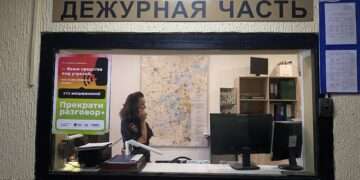 Полицейские разъясняют порядок обращения в отдел МВД